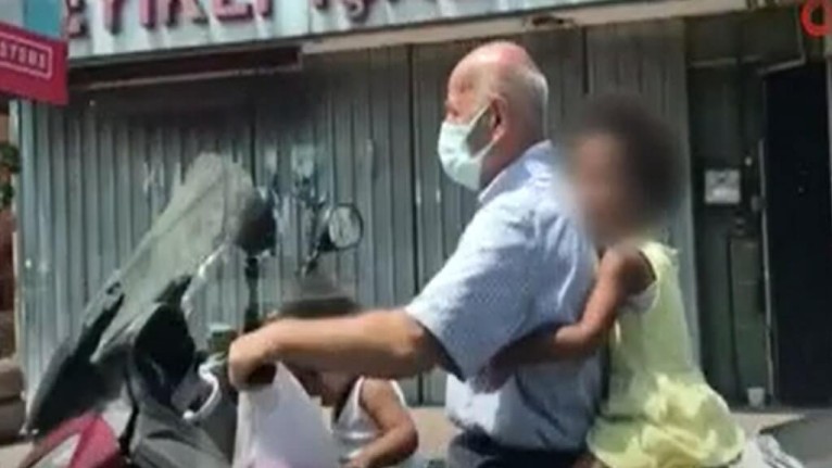 Beyoğlu Kasımpaşa’da İki çocuklu bir kişinin motosikletle tehlikeli yolculuğu yürekleri ağızlara getirdi!